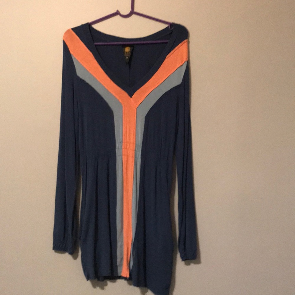 Body hugging tunic with functional pockets